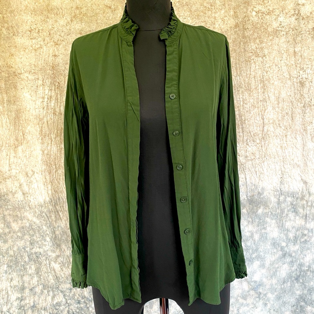 🪩Ann Taylor Green Button-Up blouse